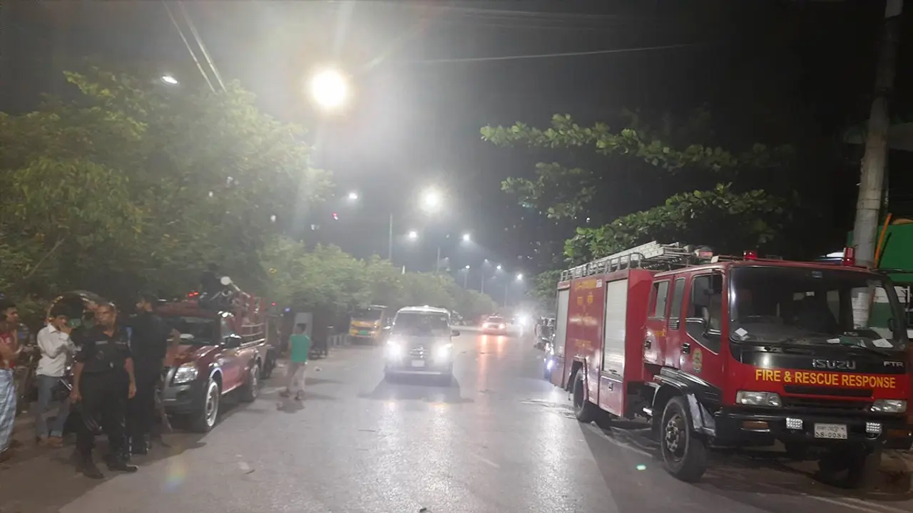 বিএনপি বাজার বস্তিতে আগুন, নিয়ন্ত্রণে ৮ ইউনিট
