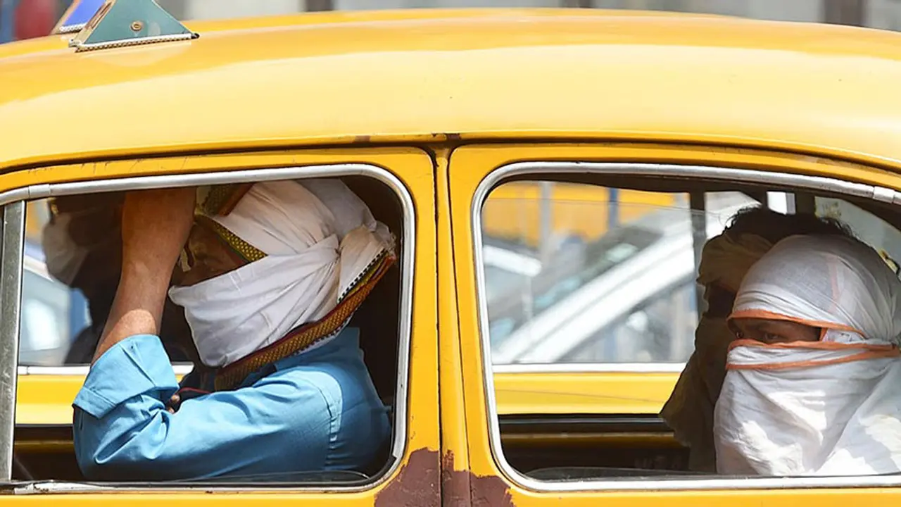 ভ্যাপসা গরমে হাঁসফাঁস কলকাতার জনজীবন