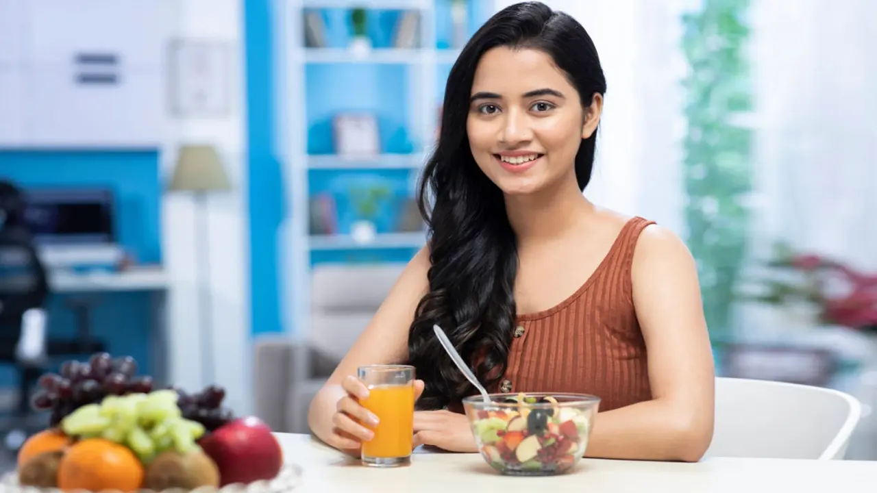এই গরমে ত্বক ভালো রাখতে যে ৫ ফল খাবেন