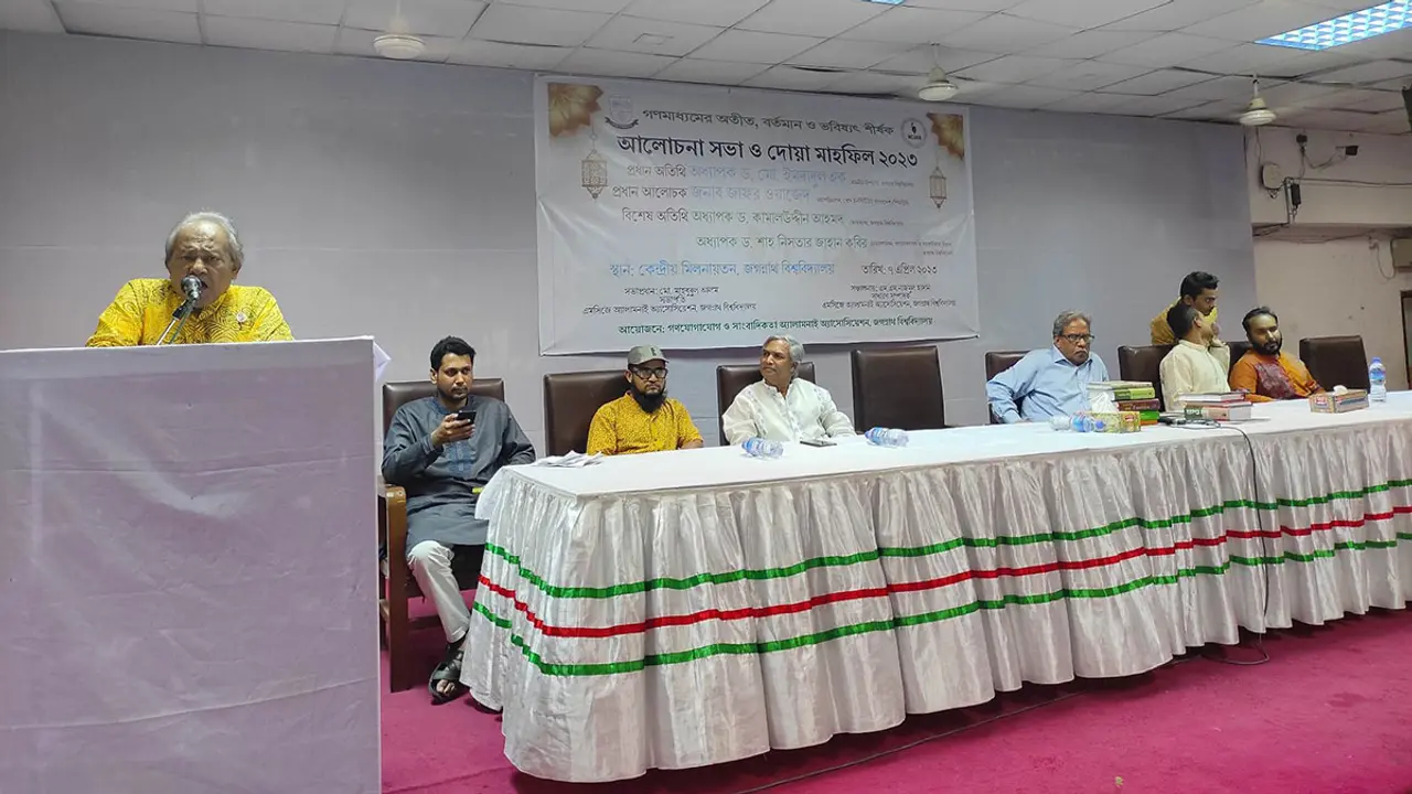 গণমাধ্যম পিছিয়ে পড়লে দেশ-জাতি পিছিয়ে পড়বে