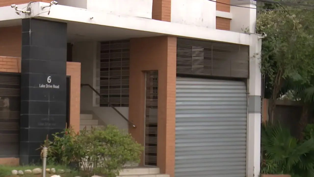 আবদুল হামিদের অপেক্ষায় নিকুঞ্জের ৬ লেক ড্রাইভ রোডের বাসা
