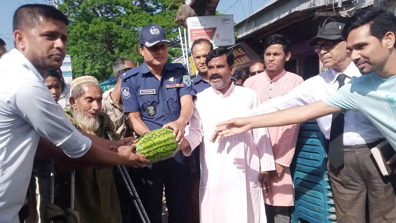 নিম্ন আয়ের মানুষের জন্য দুই টাকায় তরমুজ