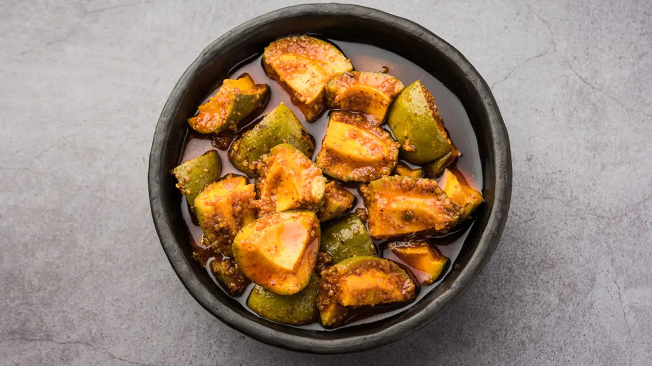 আমের ঝাল আচার তৈরির রেসিপি