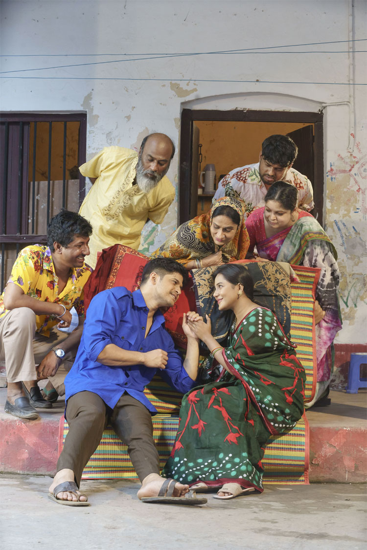 নাটকের একটি দৃশ্যে পুরো পরিবার