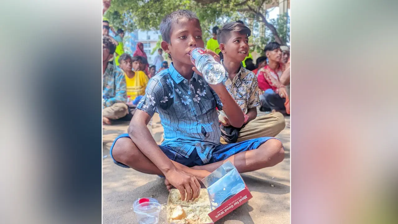 এক প্যাকেট খাবার ঘিরেই ওদের ঈদ