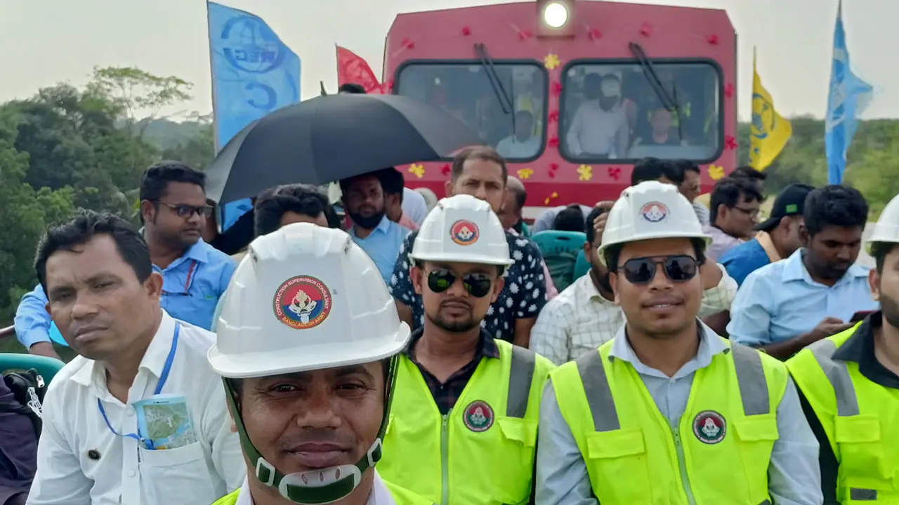 ট্রেনে পদ্মা পাড়ি দিয়ে উচ্ছ্বসিত চালক-যাত্রীরা