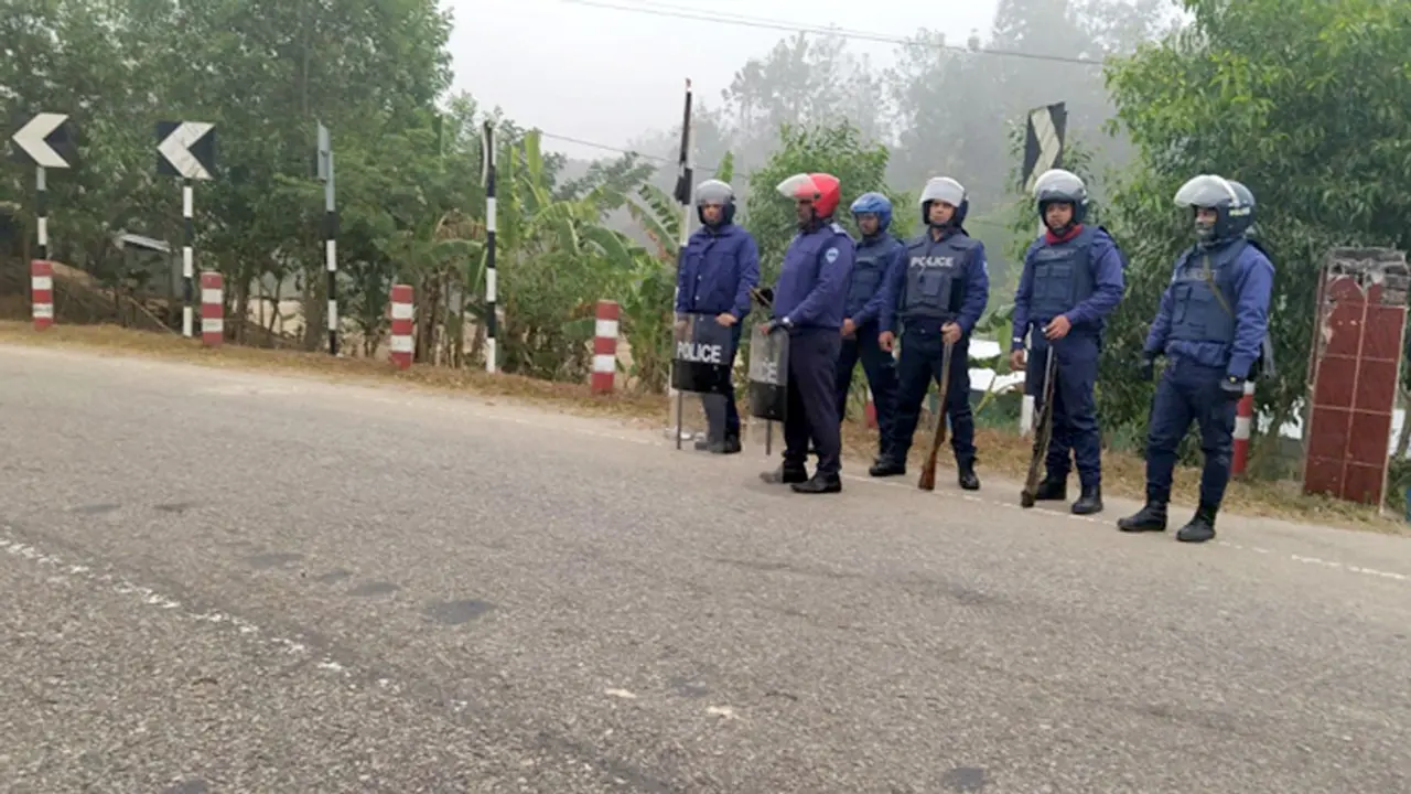 খাগড়াছড়িতে চলছে ইউপিডিএফের সড়ক অবরোধ