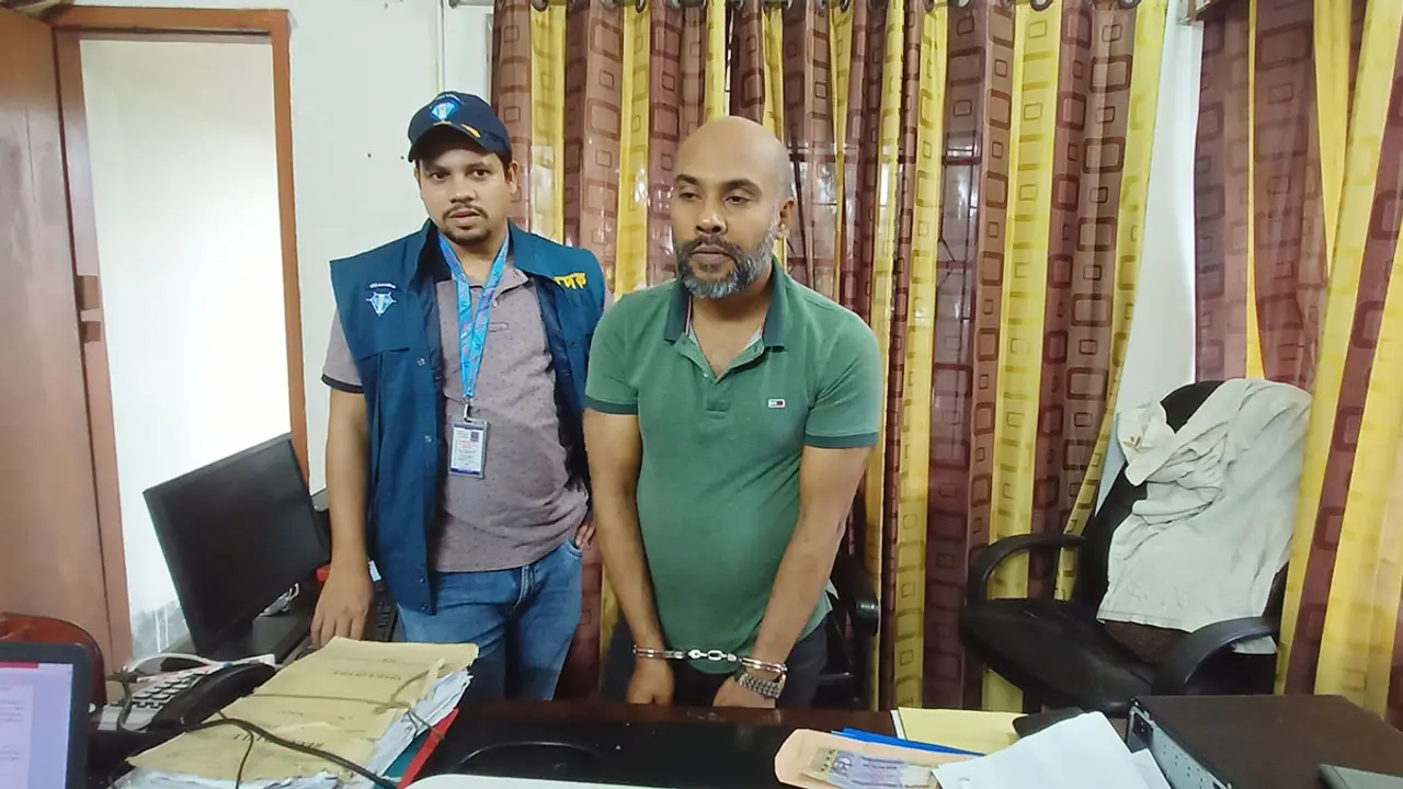 ঘুষ নিয়ে ফাইলে স্বাক্ষর করতে অফিসে এসেছিলেন বিসিক উপব্যবস্থাপক