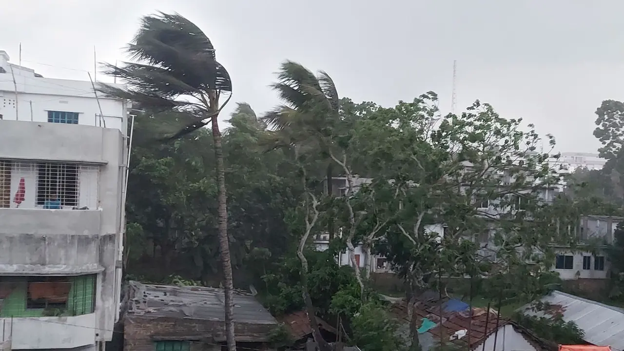 সাতক্ষীরায় কালবৈশাখী ঝড়ে প্রাণ গেল ২ জনের