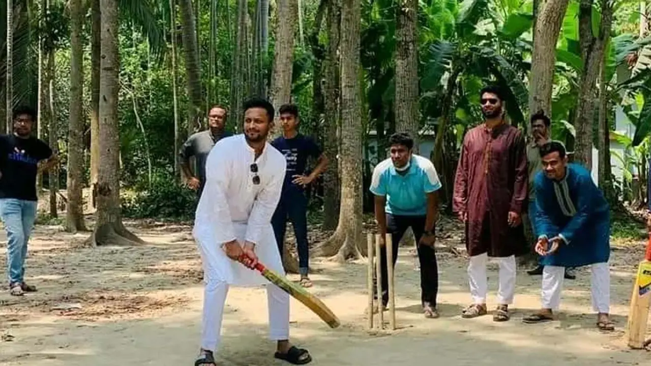 ঈদের দিনে মাগুরায় ব্যাট হাতে সাকিব
