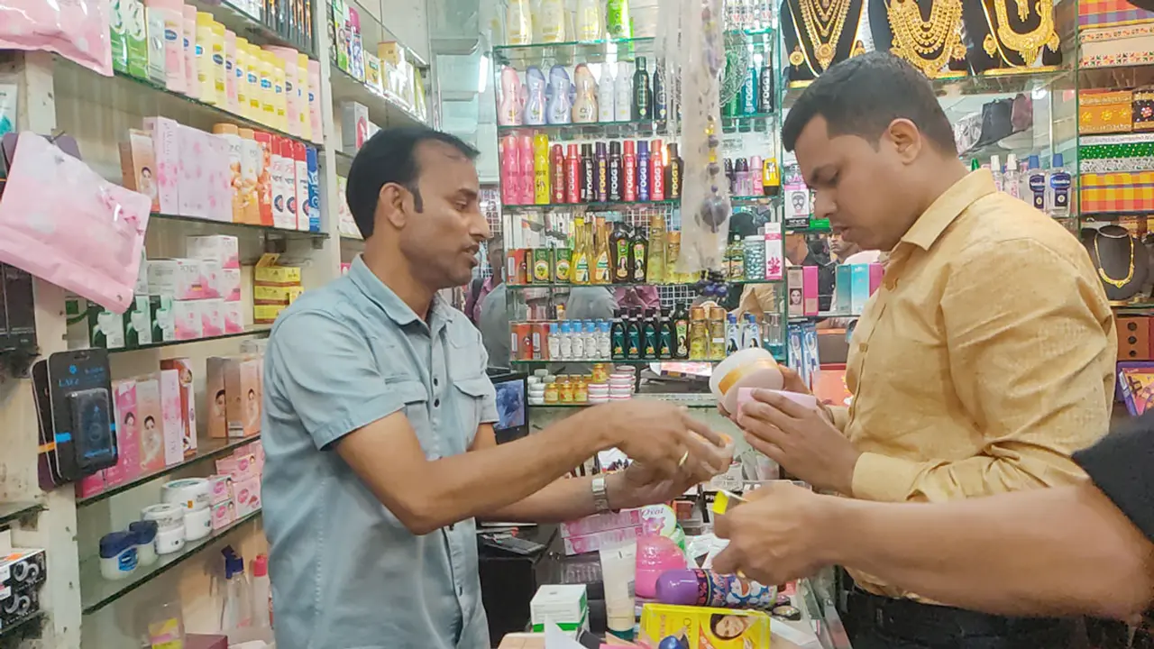 চকবাজারে তৈরি প্রসাধনী বিদেশি বলে বিক্রি করায় জরিমানা