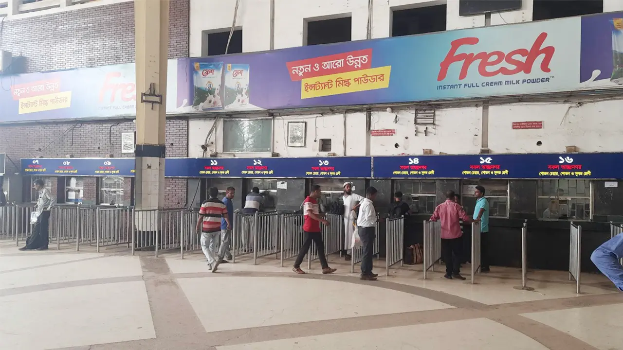 অচেনা রেলওয়ে স্টেশনে মুগ্ধ যাত্রীরা