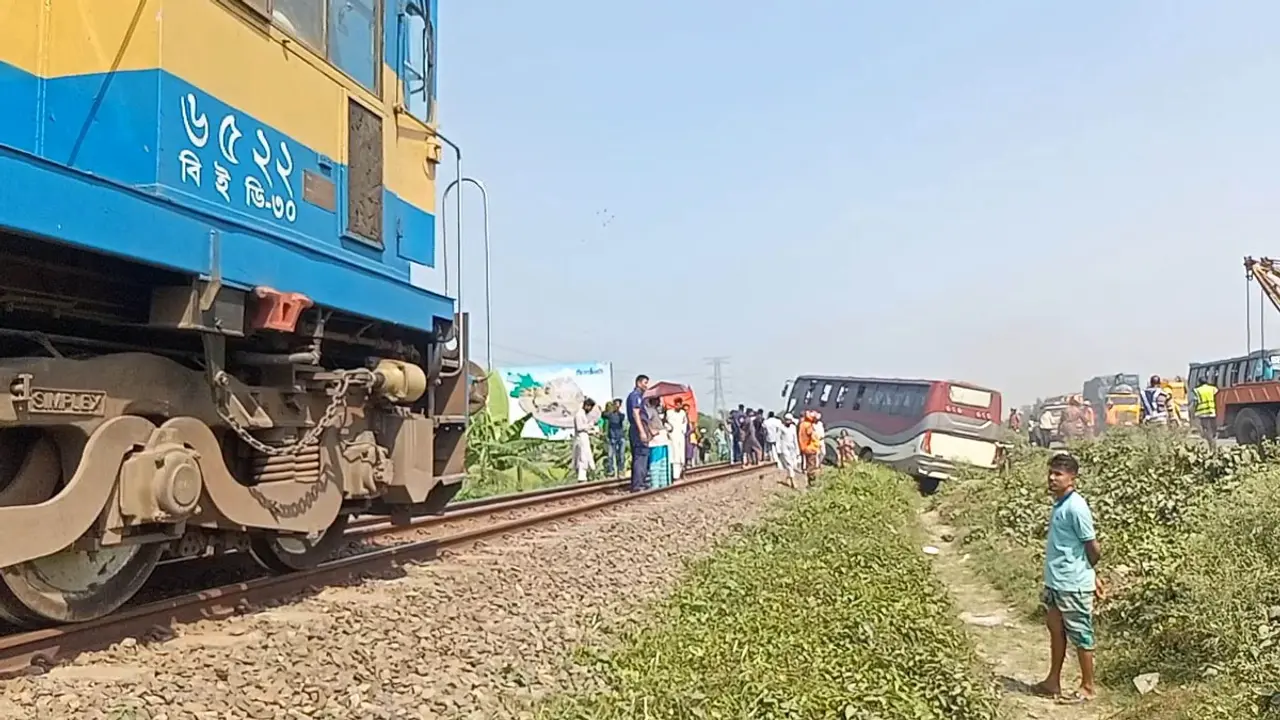 পিকআপের ধাক্কায় রেললাইনে যাত্রীবাহী বাস, ২ ঘণ্টা ট্রেন বন্ধ