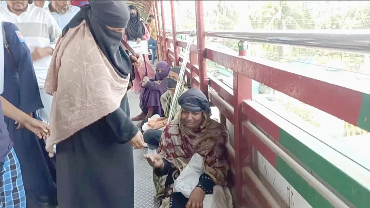 রানা প্লাজা ধসে আহত শ্রমিক হাওয়া বেগমের কাঁধে আজ ভিক্ষার ঝুলি