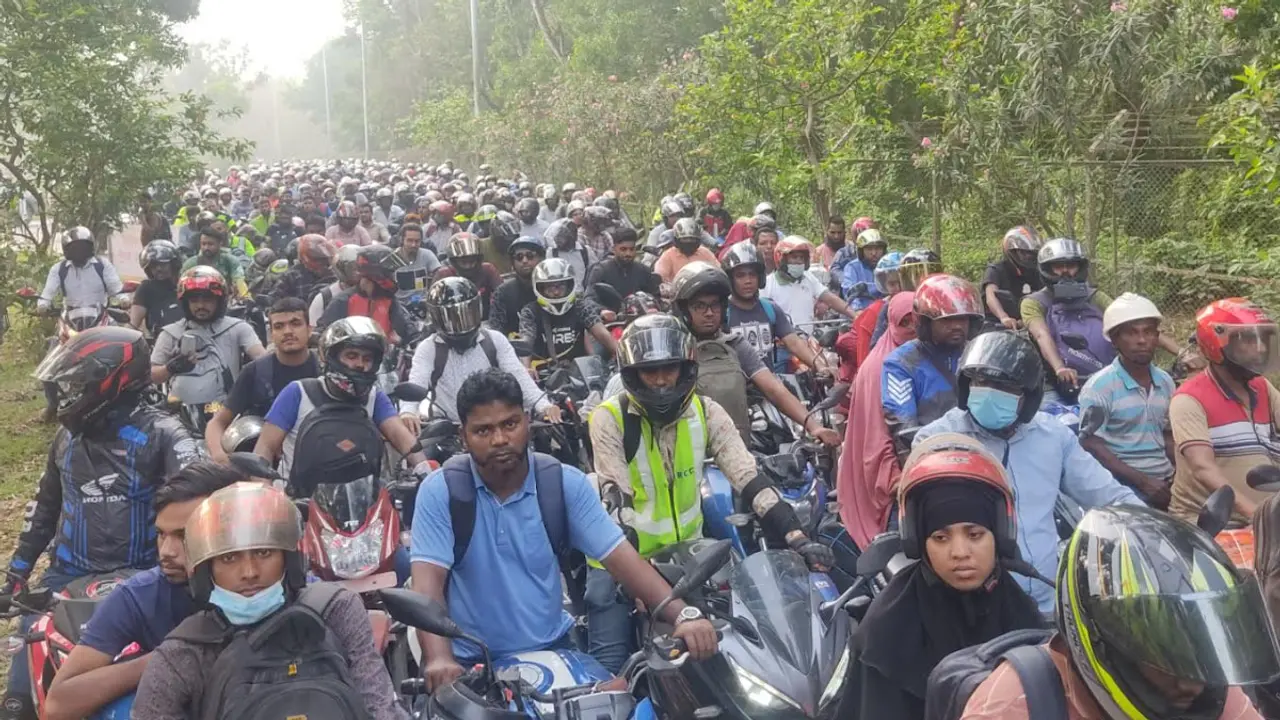 বঙ্গবন্ধু সেতু টোলপ্লাজায় মোটরসাইকেলের দীর্ঘ লাইন