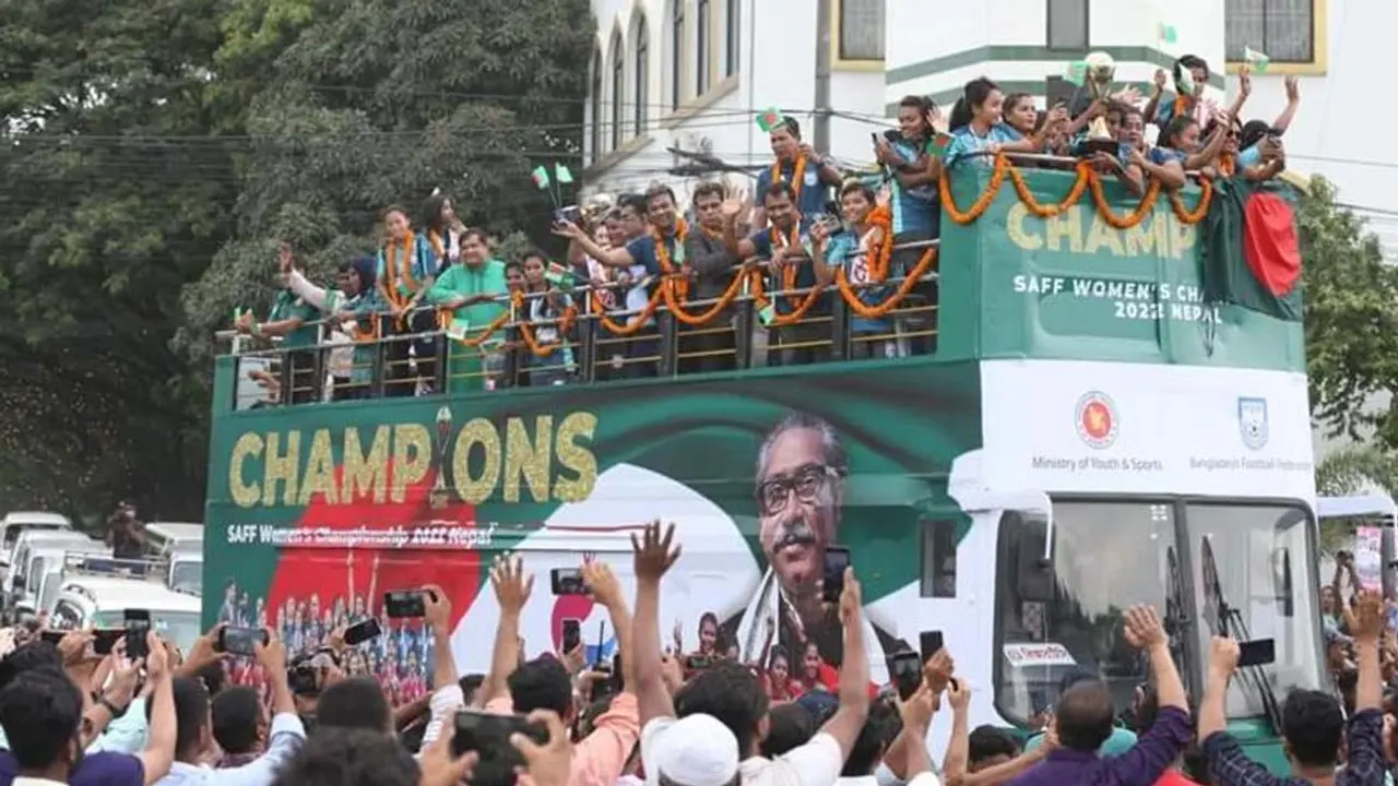 বিসিবি চেক নিয়ে রেডি, বাফুফে বলছে ‘জানি না’