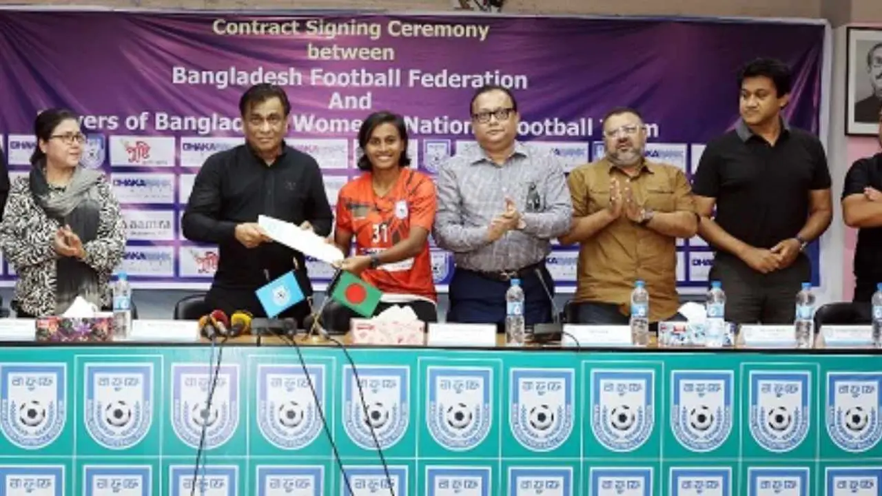 নারী ফুটবলে কার বেতন কত? 