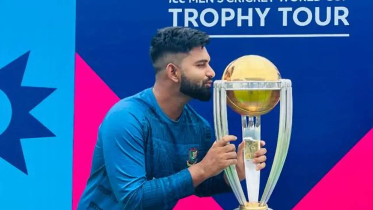 বিশ্বকাপ ট্রফিতে চুমু শামীমের