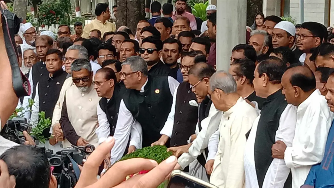 বনানীতে শেখ কামালের সমাধিতে আ. লীগের শ্রদ্ধা
