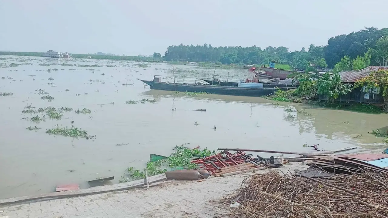 বগুড়ায় ধসে গেছে বাঁধ, পানিবন্দি তিন উপজেলার চরাঞ্চলের মানুষ