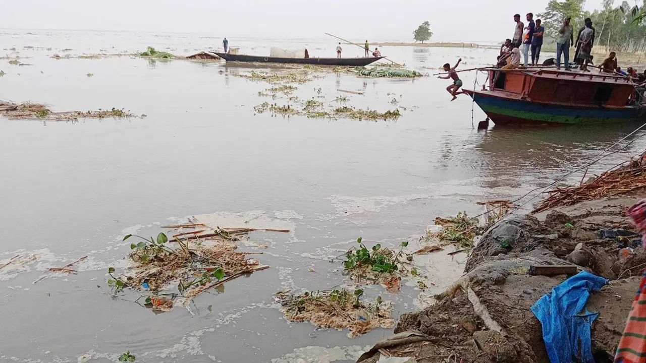 বগুড়ায় আধাঘণ্টায় যমুনায় বিলীন ১০০ বাড়ি