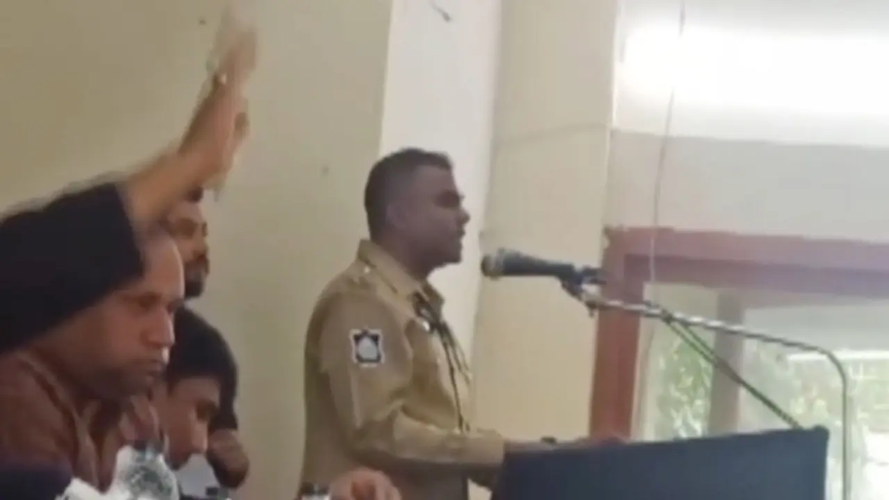 শোক দিবসের আলোচনায় অর্থমন্ত্রীর জন্য ভোট চাইলেন ওসি