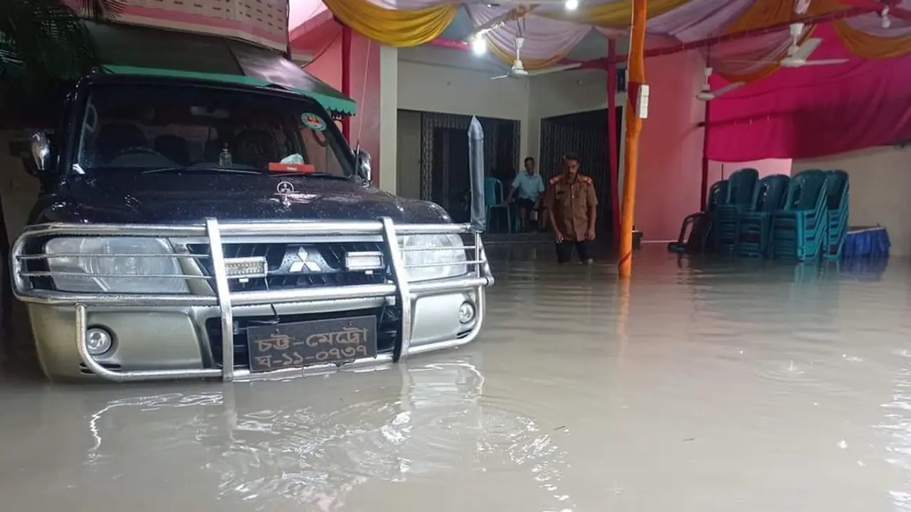 বৃষ্টিতে মেয়রের বাড়ির নিচেও হাঁটুপানি 