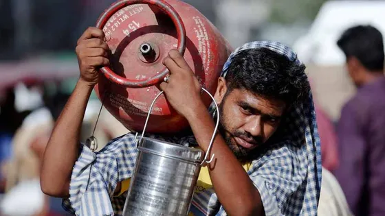 রান্নার গ্যাসের দাম সিলিন্ডারে ২০০ রুপি কমাল ভারত