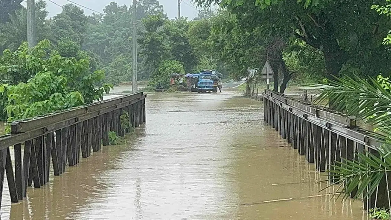 সাজেকে এখনো আটকা ৩ শতাধিক পর্যটক