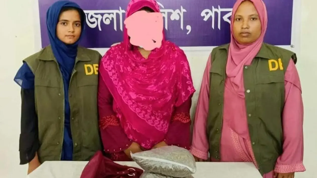 পাবনায় দেড় কেজি গাঁজাসহ নারী কাউন্সিলর গ্রেপ্তার