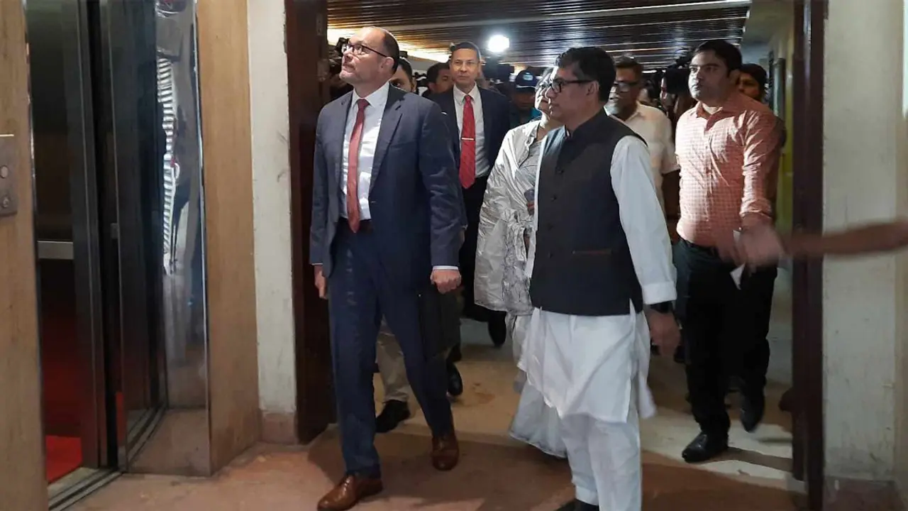 আ.লীগের কার্যালয়ে মার্কিন রাষ্ট্রদূত পিটার হাস