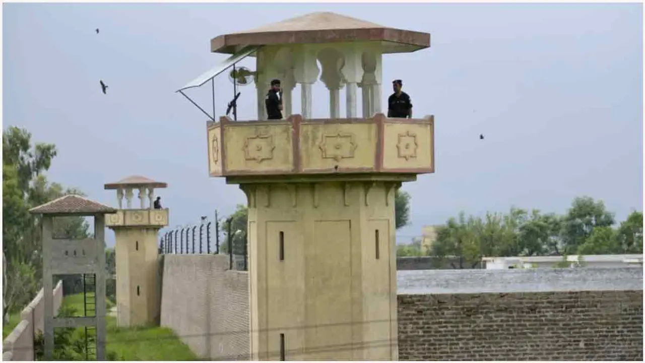 কারাগারে ইমরানের সাক্ষাৎ পাচ্ছেন না আইনজীবীরা