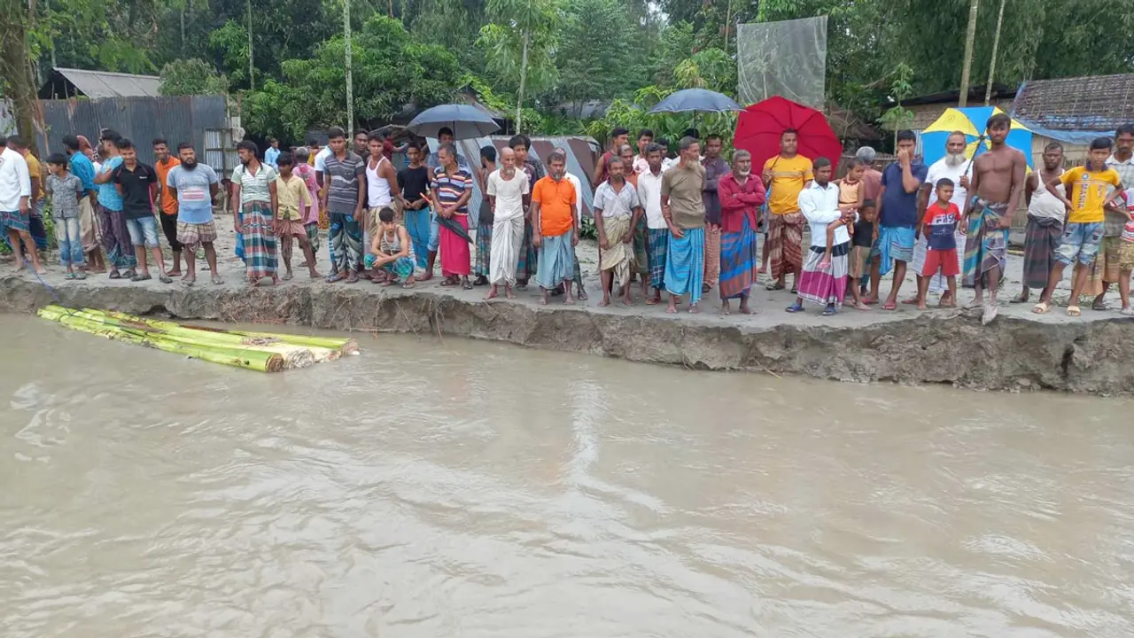 ‘চোখের সামনোত বাড়িটা তিস্তা নদীত চলি গেইছে’
