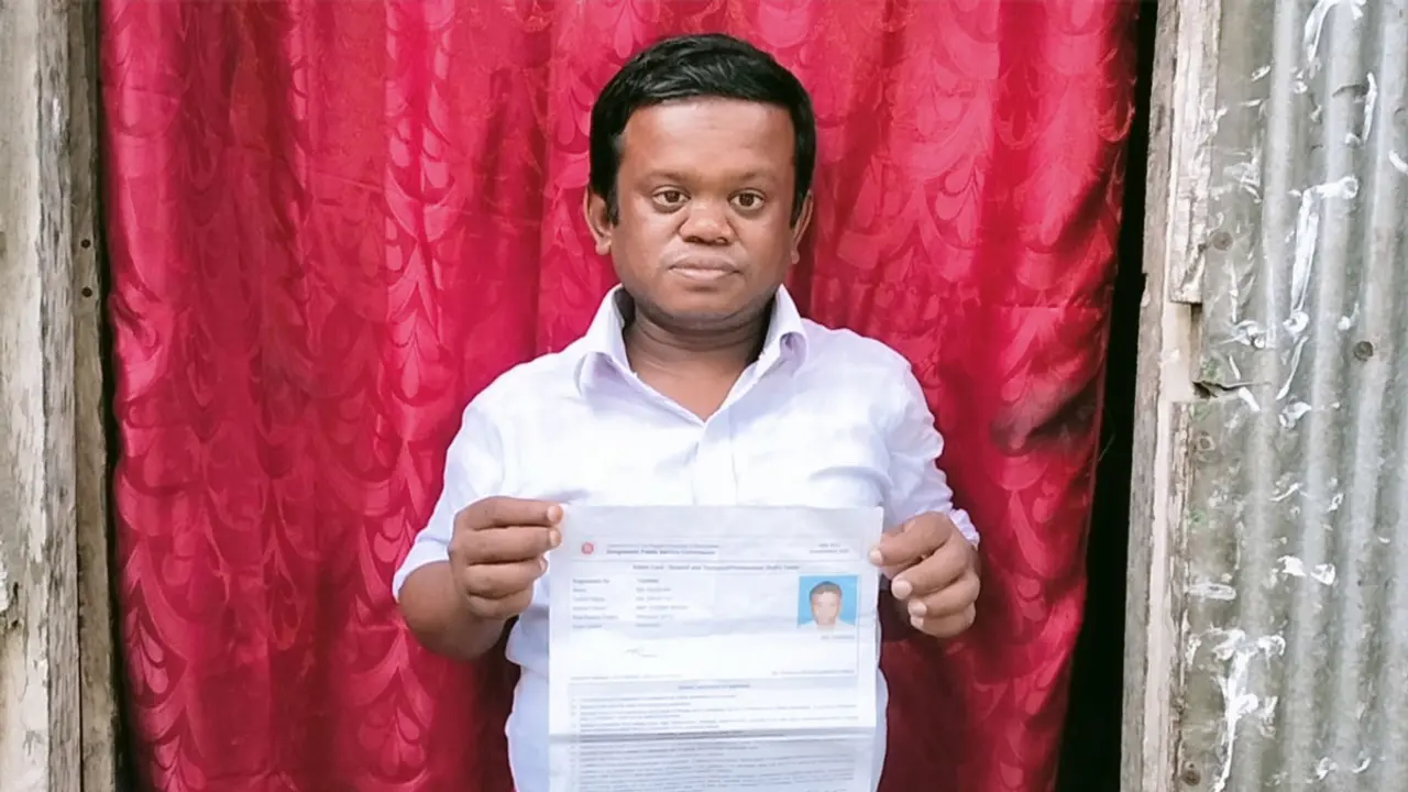 শারীরিক প্রতিবন্ধকতা বাধা হতে পারেনি অদম্য সজীবের জীবনে