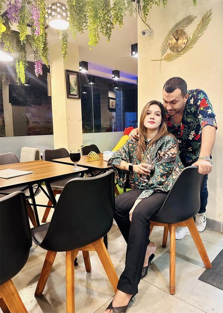 স্বামীর সঙ্গে মাহিয়া মাহি