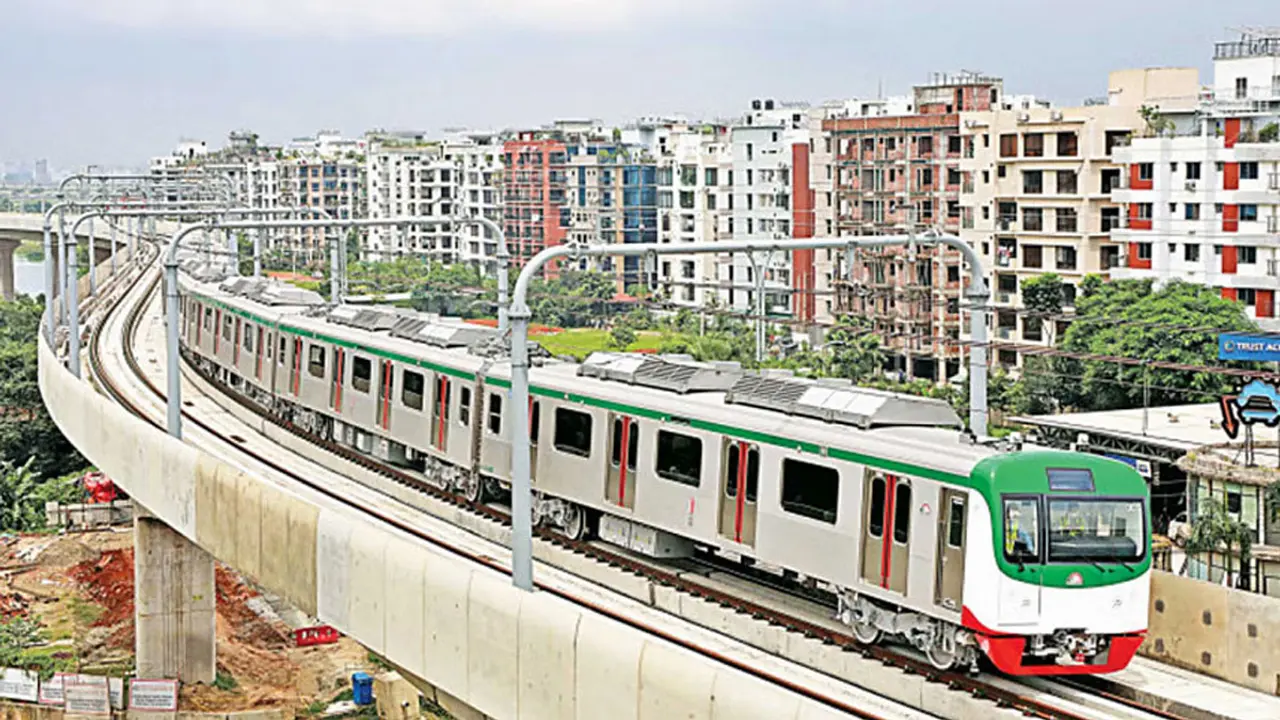 এক ঘণ্টার বেশি বন্ধ থাকার পর স্বাভাবিক মেট্রোরেল চলাচল
