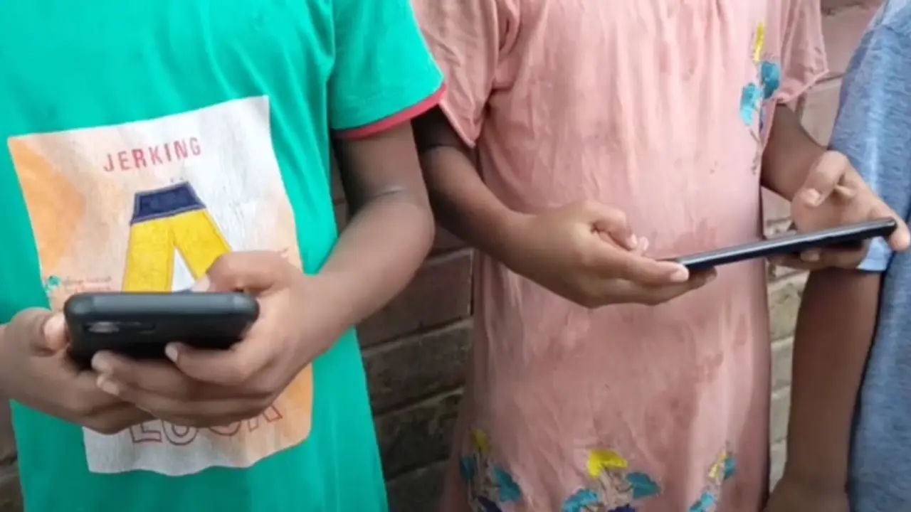 মোবাইল থেকে সন্তানদের দূরে রাখতে পারছেন না অভিভাবকরা