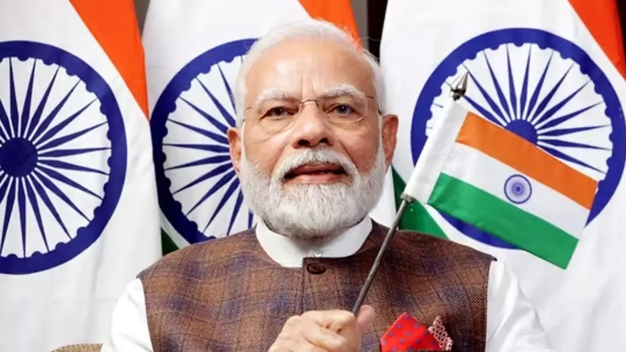 দেশে ফিরেই ইসরোতে গেলেন মোদি, করলেন চাঁদে অবতরণস্থলের নামকরণ
