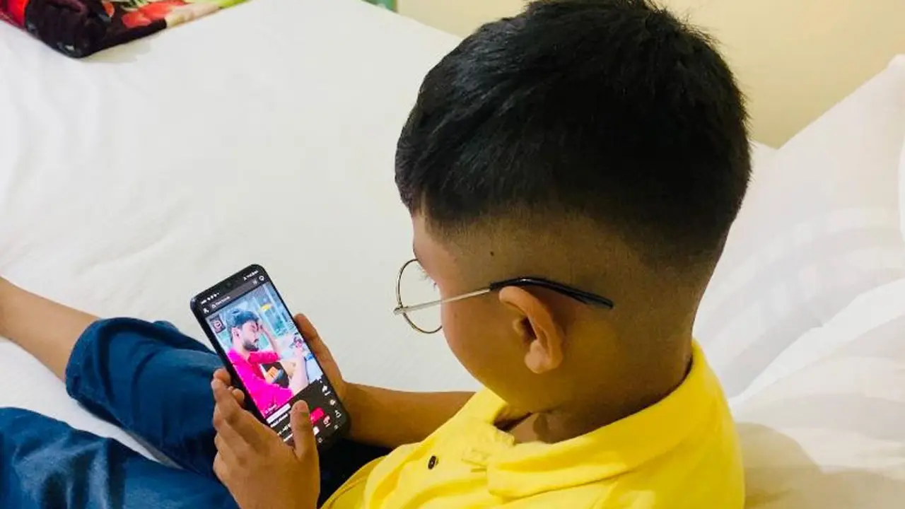 ১২ বছরের আগে শিশুদের হাতে মোবাইল দেওয়া উচিত নয়