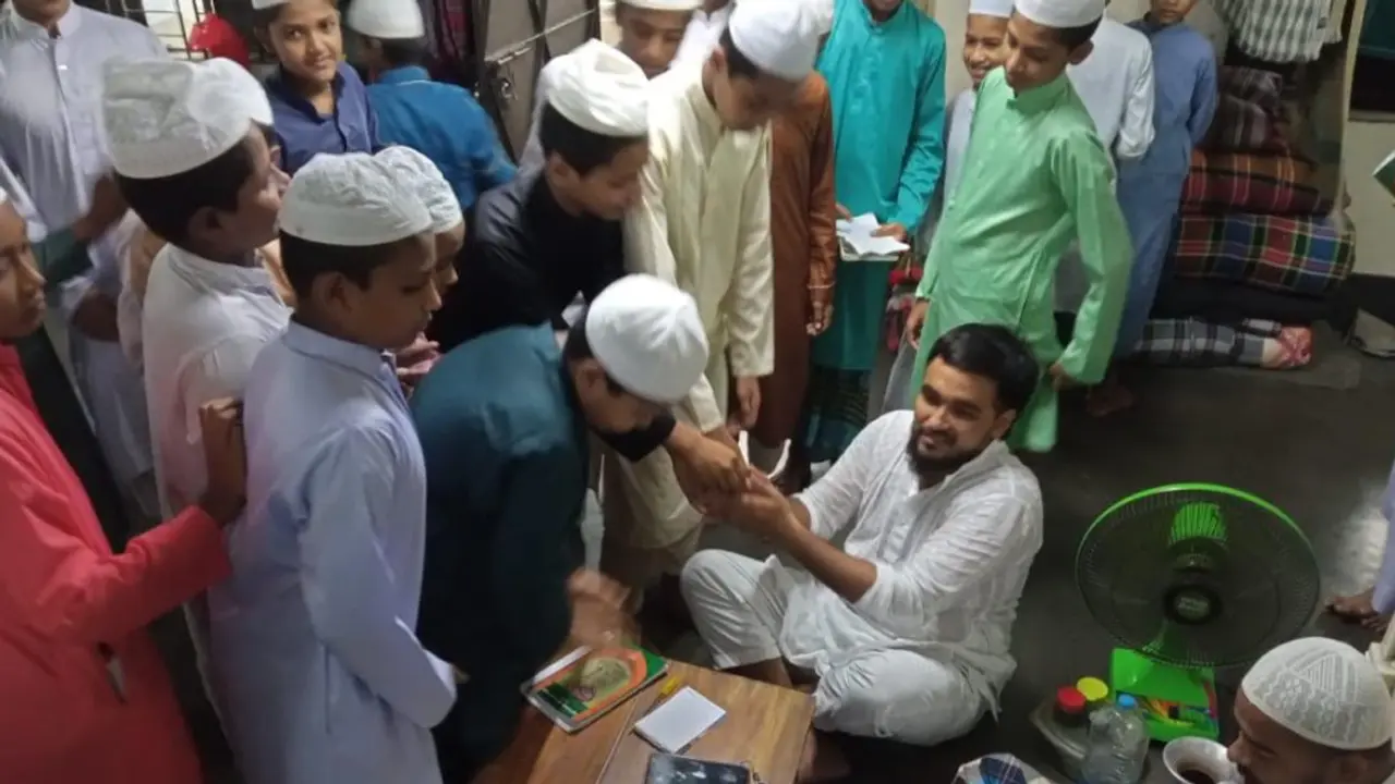 ফজরের নামাজ শেষে মাদরাসার ছাত্রদের ইসলামিক গান শোনালেন নোবেল