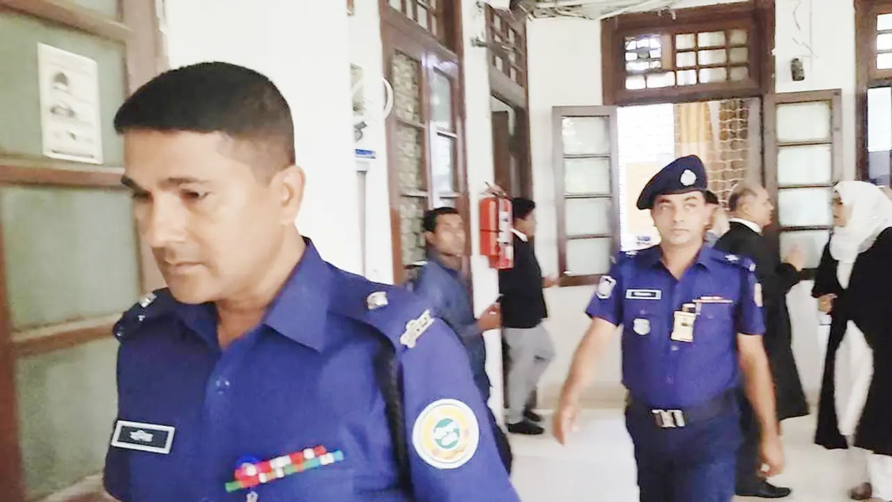 পটুয়াখালীর দুই পুলিশ কর্মকর্তার বিরুদ্ধে ব্যবস্থা নেওয়ার নির্দেশ