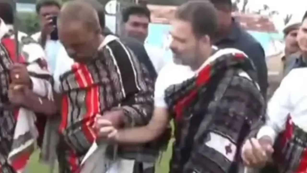 ঐতিহ্যবাহী শাল গায়ে জড়িয়ে তোডা সম্প্রদায়ের সঙ্গে নাচলেন রাহুল
