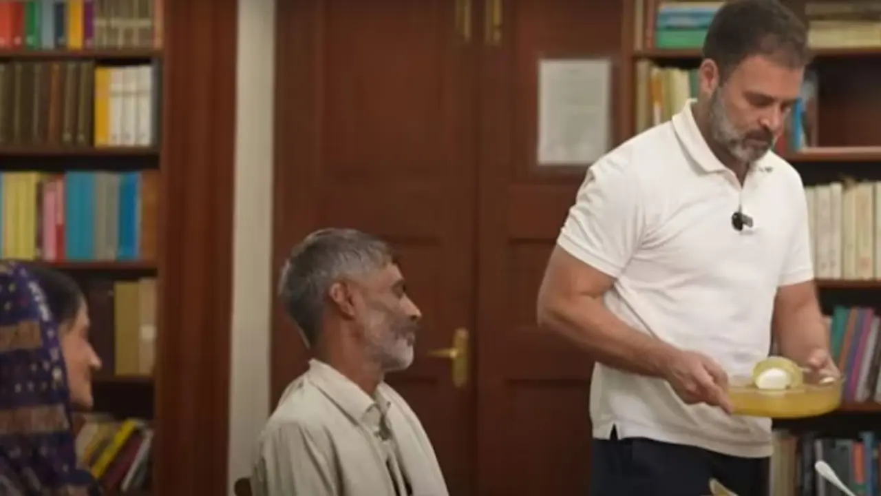সবজি বিক্রেতার সঙ্গে খাবার খেলেন রাহুল, জানলেন সমস্যার কথা