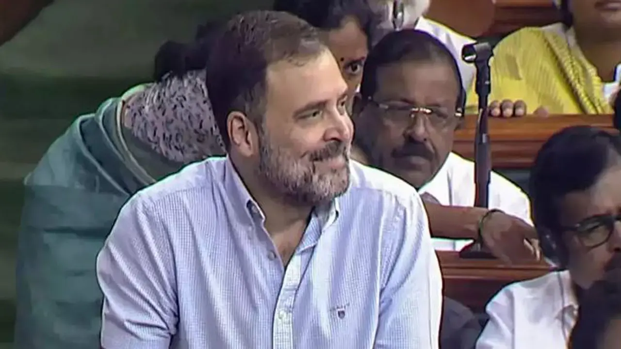 ‘কেন ৫০ বছরের বুড়িকে ফ্লাইং কিস দেবেন রাহুল’