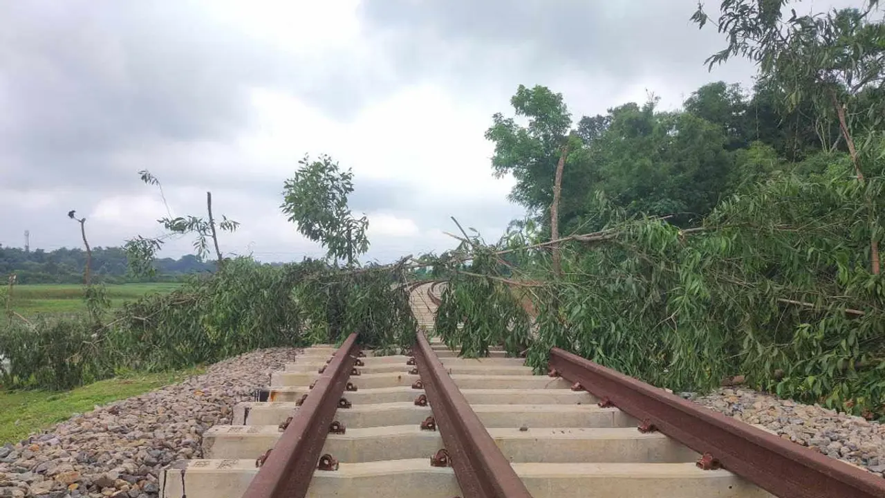 জমির দাম না পেয়ে আখাউড়া-আগরতলা রেলপথে ব্যারিকেড