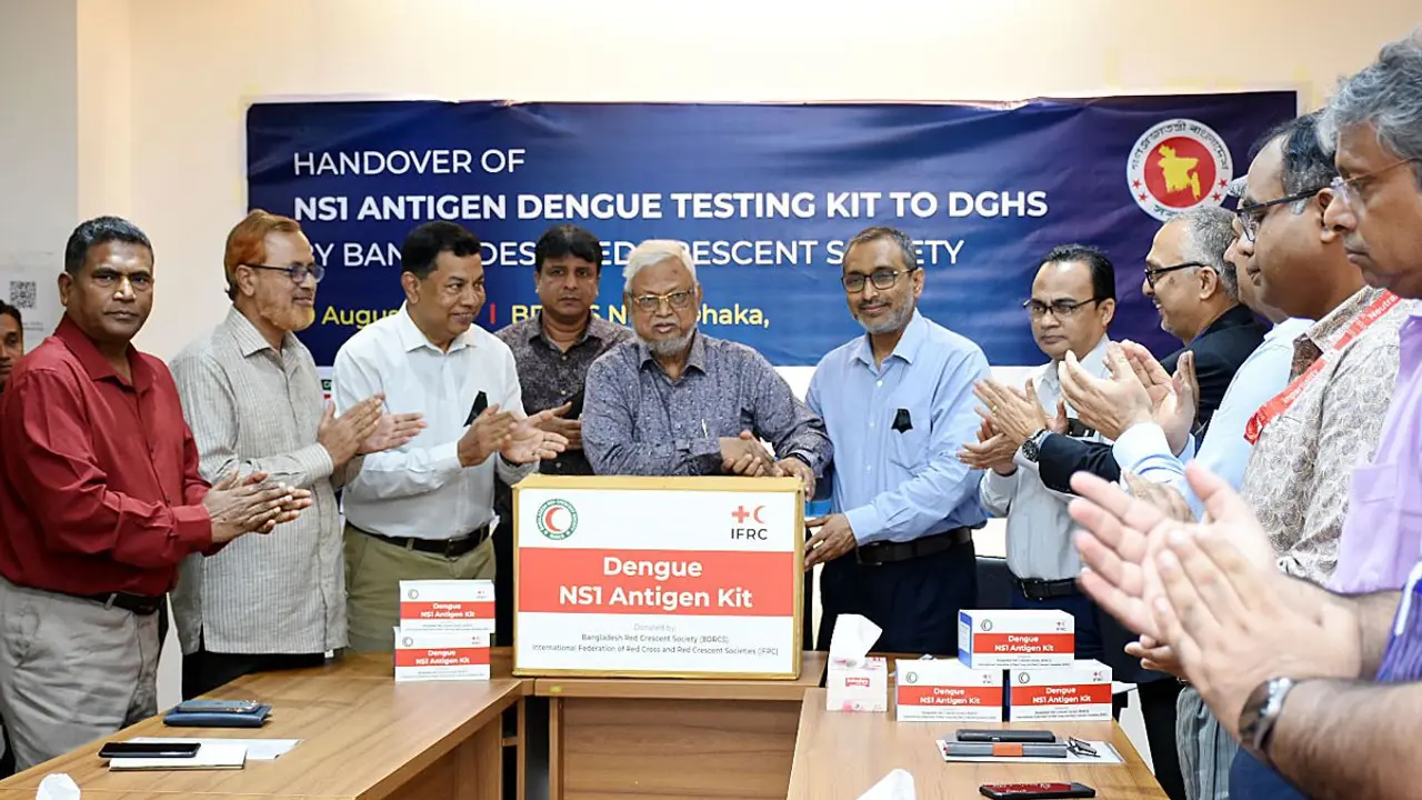 ডেঙ্গু পরীক্ষায় ৫০ হাজার কিট দিলো রেড ক্রিসেন্ট
