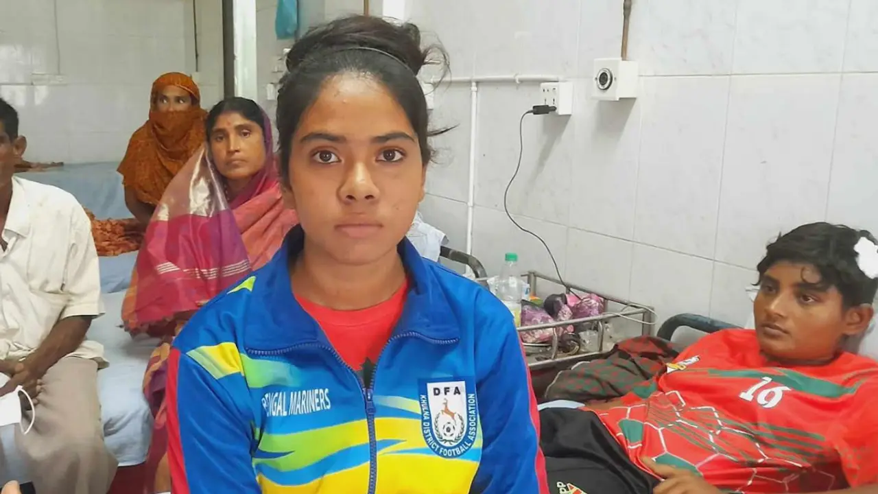 নারী ফুটবলারদের মারধরের পর এবার এসিড নিক্ষেপের হুমকি