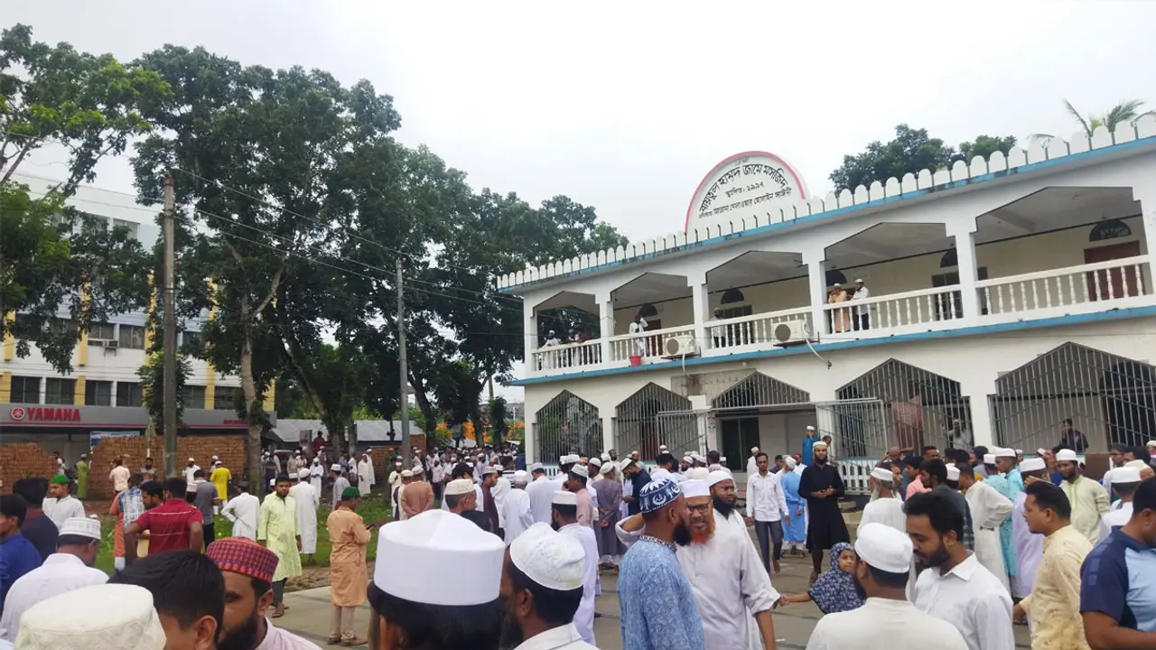 পিরোজপুরে নেওয়া হচ্ছে সাঈদীর মরদেহ, মানুষের ভিড়