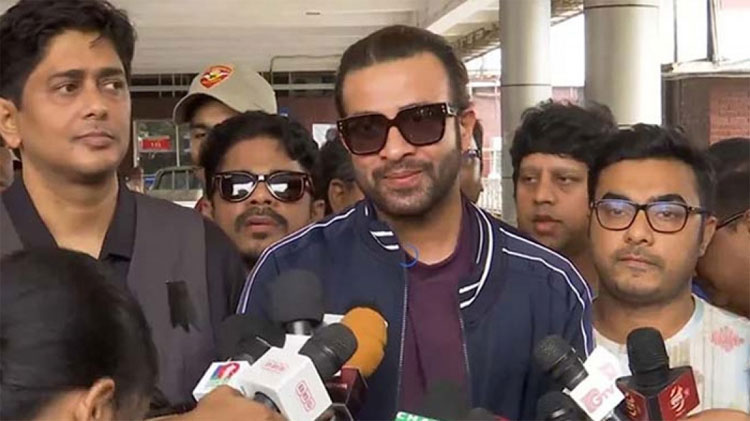 বিমানবন্দরে সাংবাদিকদের সঙ্গে কথা বলছেন শাকিব খান