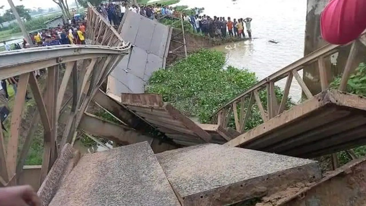 সেতু ভেঙে খালে ডুবে গেল ট্রাক, চালকসহ নিখোঁজ ২ 